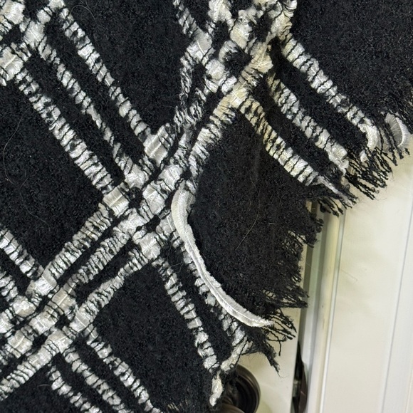 Marcus Adler New York Shawl Wrap Scarf Soft Woven Fringe Black White One Size - Picture 7 of 8